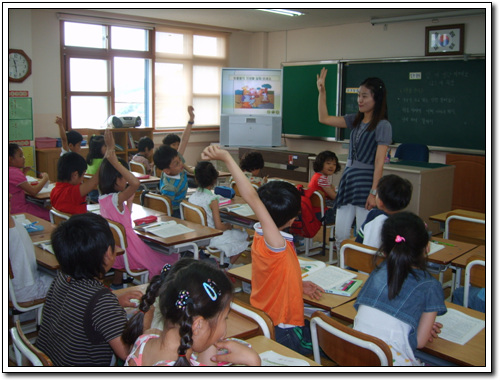 전남 여수시 안심초등학교 전체 공개수업 중 아이들의 답을 구하는 2학년 선생님. 